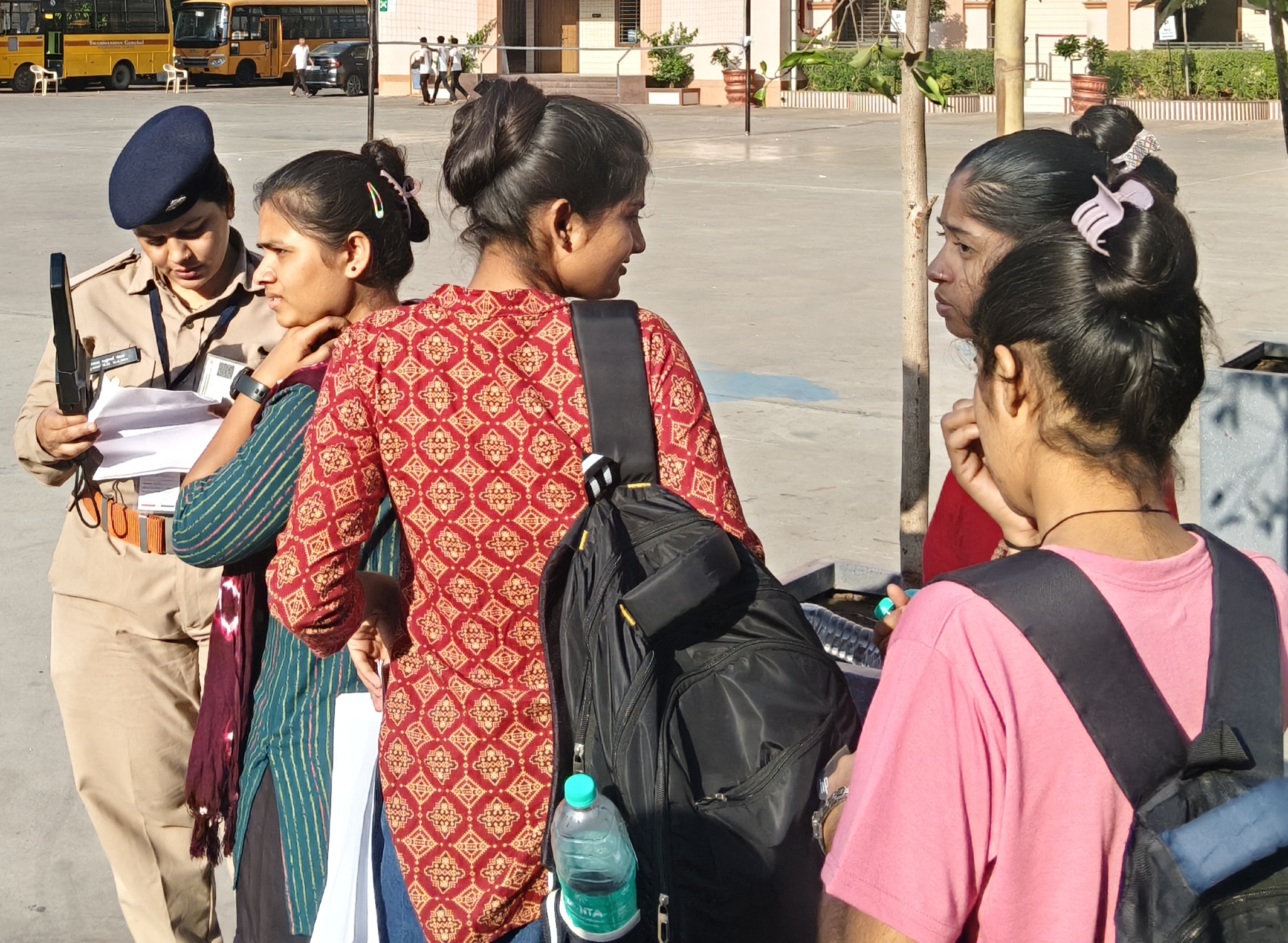 પરીક્ષા આપવા આવતી યુવતીઓનું મહિલા પોલીસે ચેકિંગ કર્યું