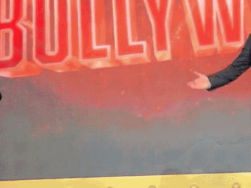 આર્યન ખાને 'ધ બેડ્સ ઑફ બોલિવૂડ'થી ડિરેક્ટોરિયલ ડેબ્યૂ કર્યું છે.