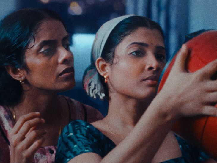 'ઓલ વી ઇમેજિન એઝ લાઇટ' ફિલ્મે કાન ફિલ્મ ફેસ્ટિવલમાં બીજા નંબરનો સૌથી પ્રતિષ્ઠિત ગ્રાન્ડ પ્રિક્સ એવોર્ડ જીત્યો હતો. આ ઇતિહાસ રચનારી આ પહેલી ફિલ્મ હતી.