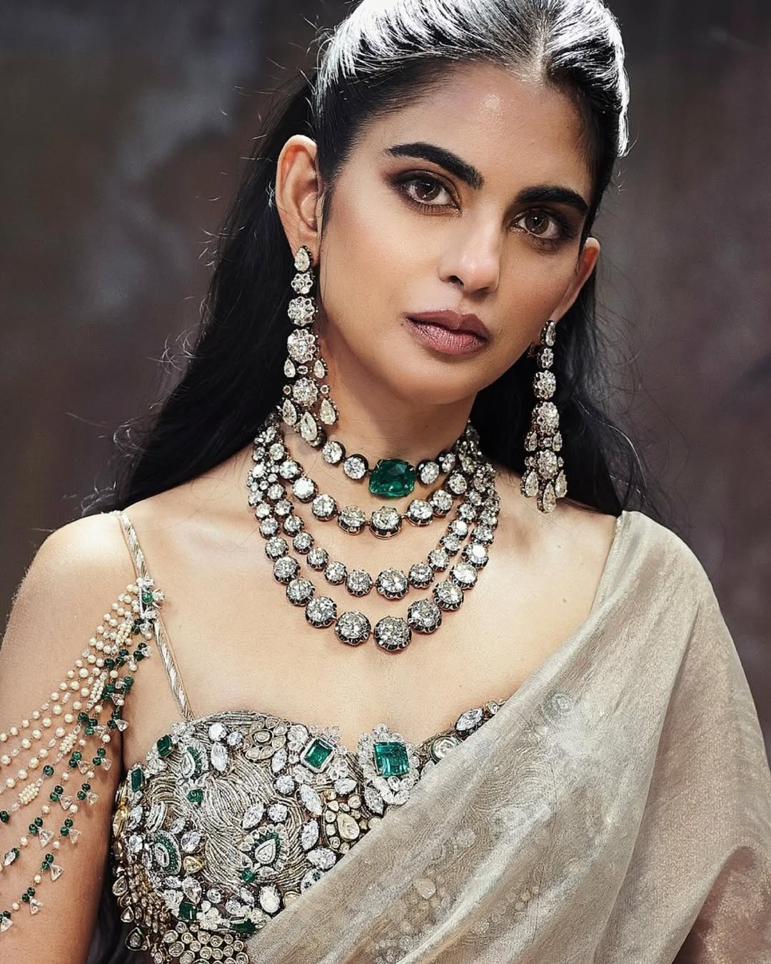 ઈશાએ માતા નીતા અંબાણીના ચોકર પહેર્યાં હતાં.