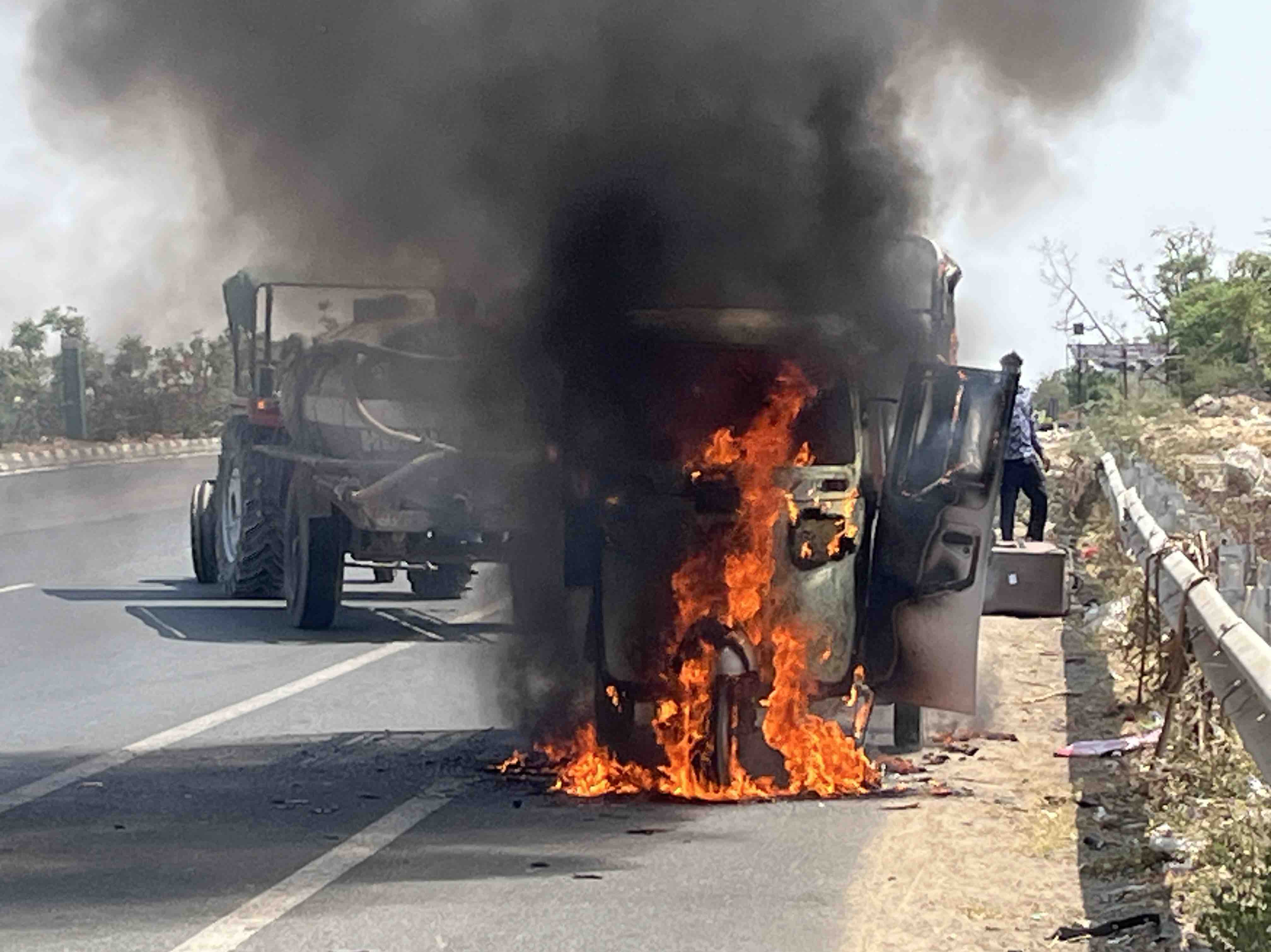 Fire Rickshaw Kanodar Highway Rickshaw Fire; Driver Escapes Unharmed