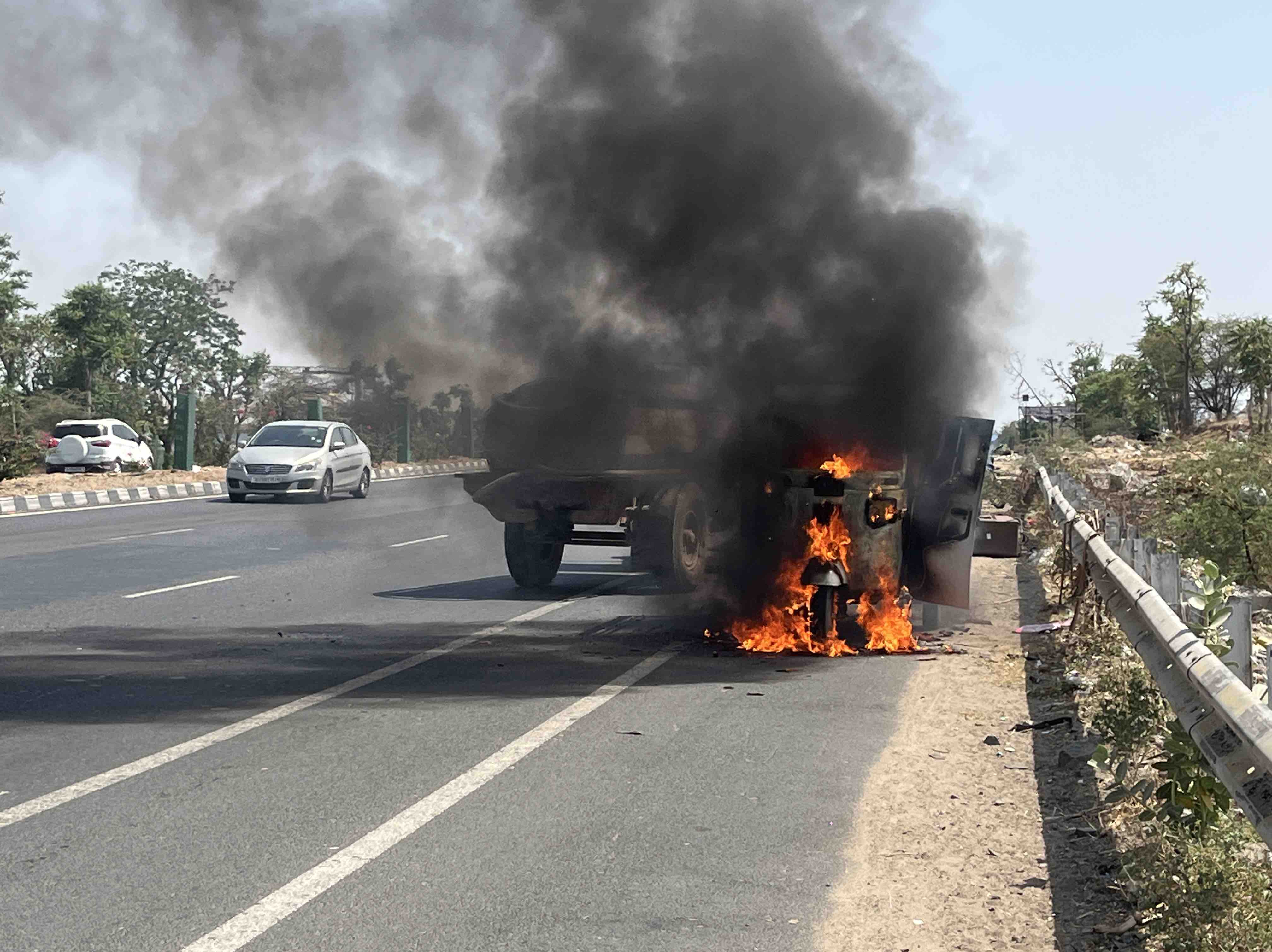 Fire Rickshaw Kanodar Highway Rickshaw Fire; Driver Escapes Unharmed