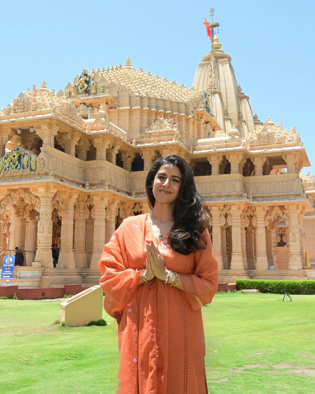 નિમરતે સોમનાથ મહાદેવના દર્શન કર્યાં.