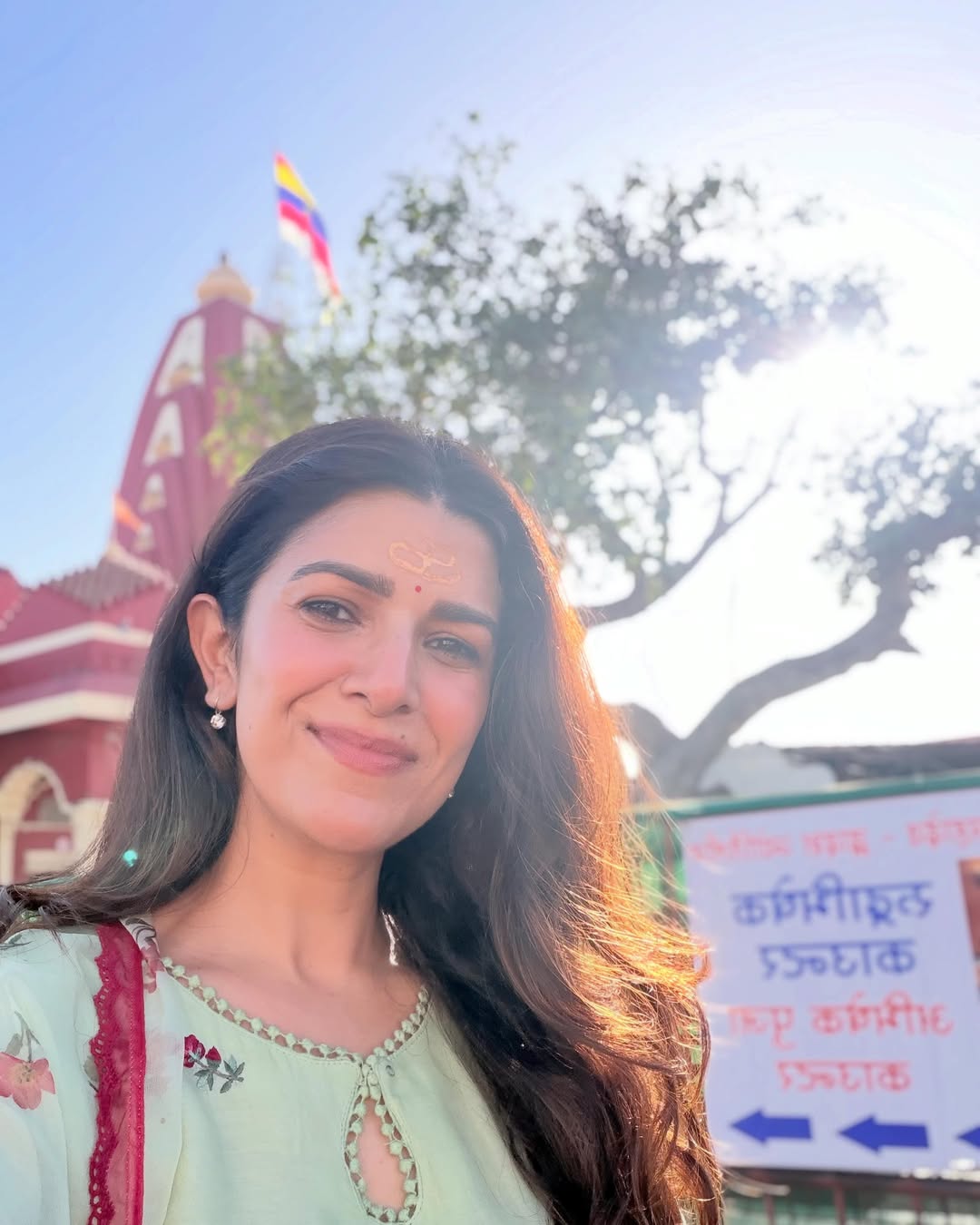 ત્રિપુંડ અને ચાંલ્લાએ નિમરતની સુંદરતામાં વધારો કર્યો હતો.