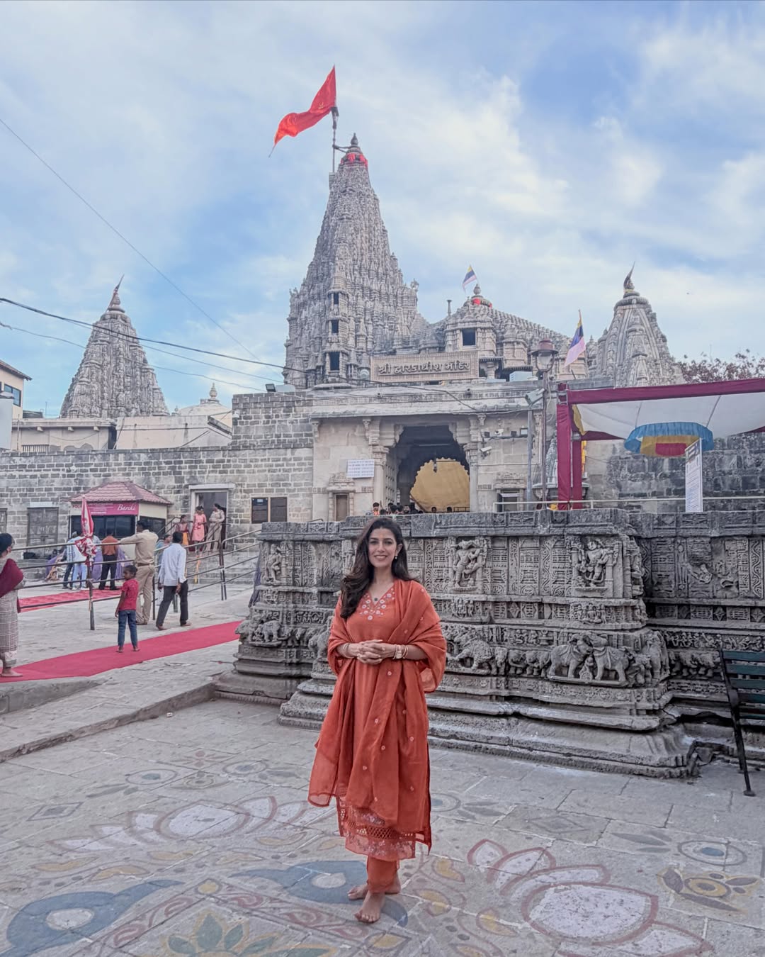 જગત મંદિરની બહારનો ફોટો પણ શેર કર્યો.