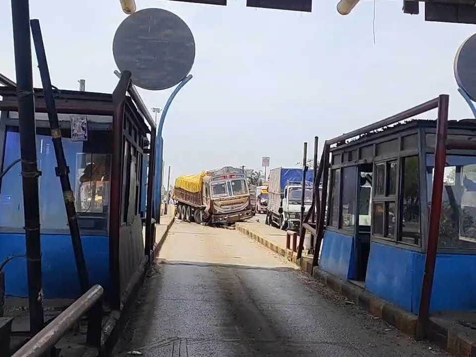Truck Over Divider Near Kamrej Toll Plaza; Major Accident Averted