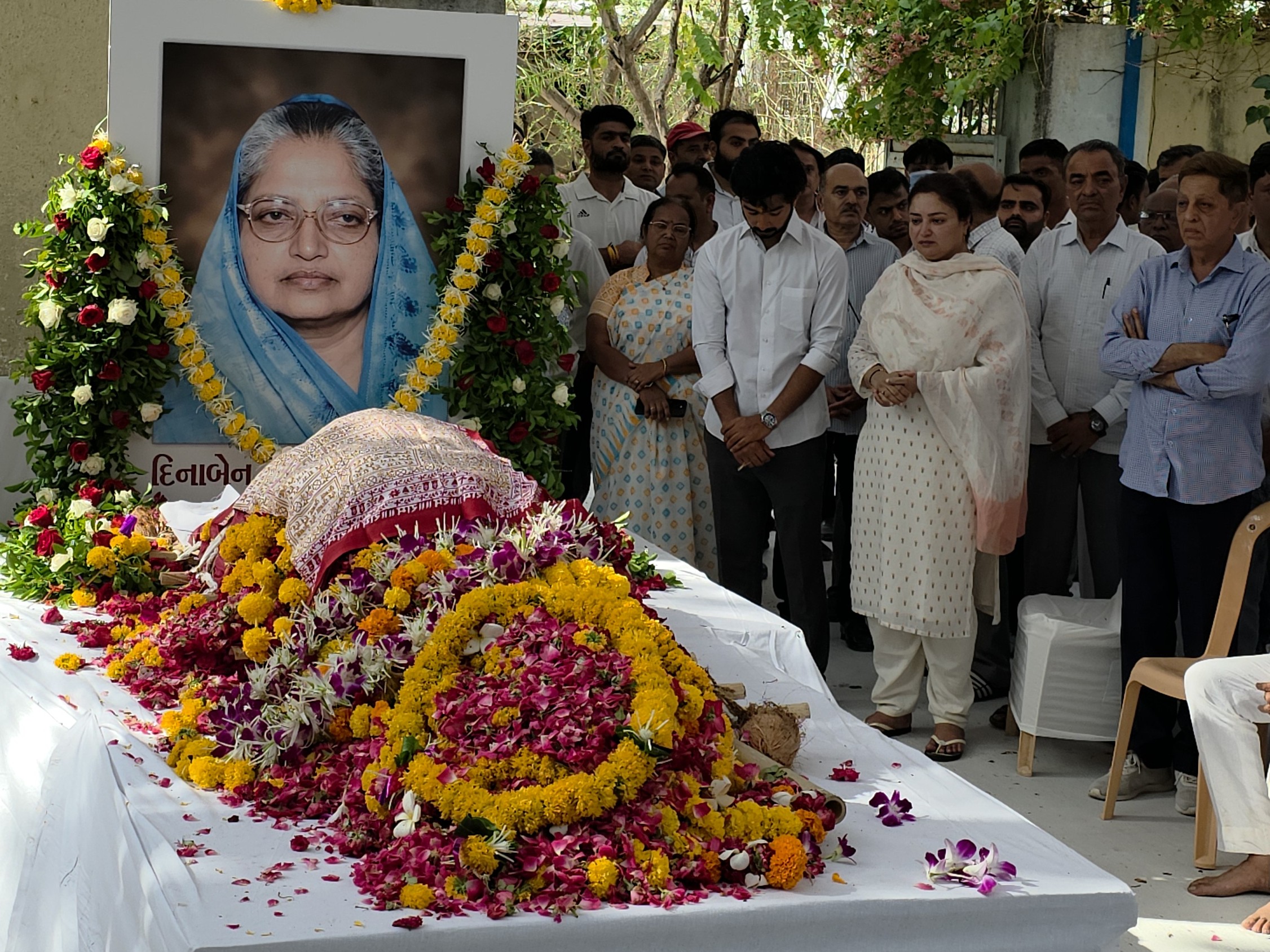 દીનાબેન માડમનું આજે નિધન થયું હતું