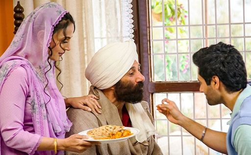 'ગદર-2'માં 'ગદર' ફિલ્મની મૂળ સ્ટારકાસ્ટ, અમિષા પટેલ, સની દેઓલ અને ઉત્કર્ષ શર્માએ મુખ્ય ભૂમિકા ભજવી હતી.