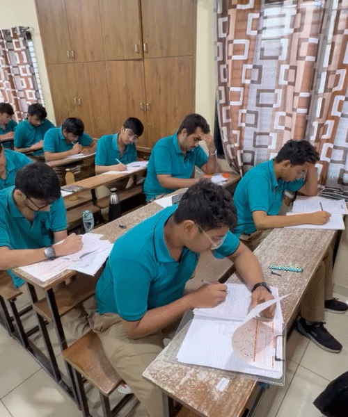छात्रों को एक बार फिर पेपर लीक का डर सताने लगा है.