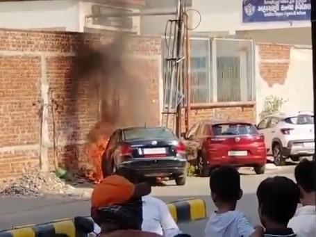 Vadodara Car Fire Near School; Short Circuit Suspected | People Panicked