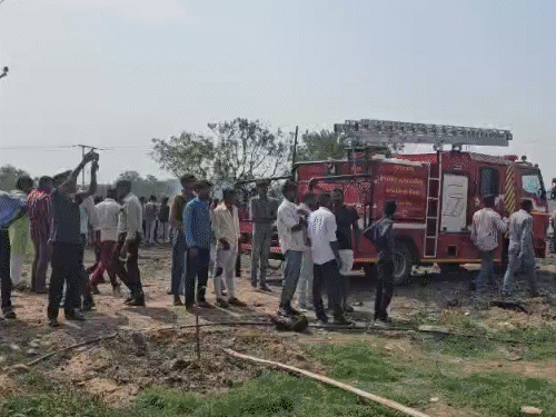 धमाके के बाद दूर तक धुआं उठता देख लोगों की भीड़ जमा हो गई।