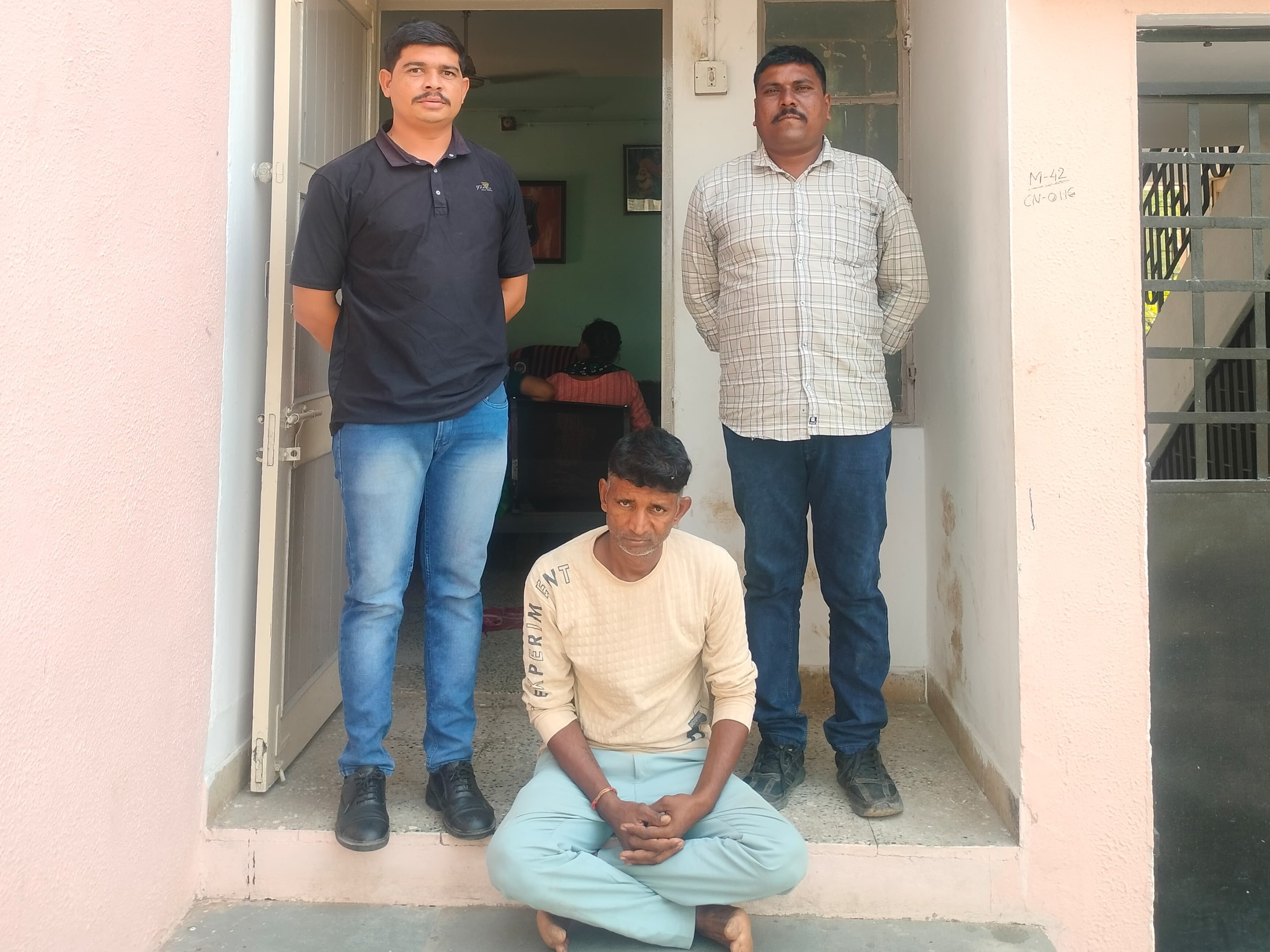 Fugitives Nabbed in Check Return Case by Talod Police | Himmatnagar