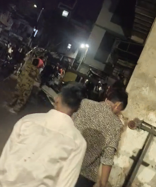 એકબીજા પર લાકડીઓ લઈને તૂટી પડ્યા હતાં.