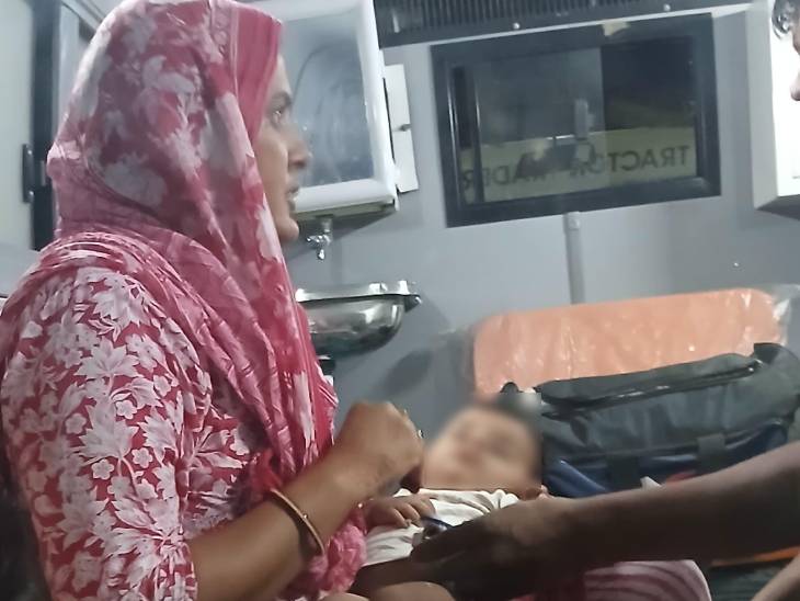 बच्चे को इलाज के लिए सूरत के एक निजी अस्पताल में स्थानांतरित कर दिया गया