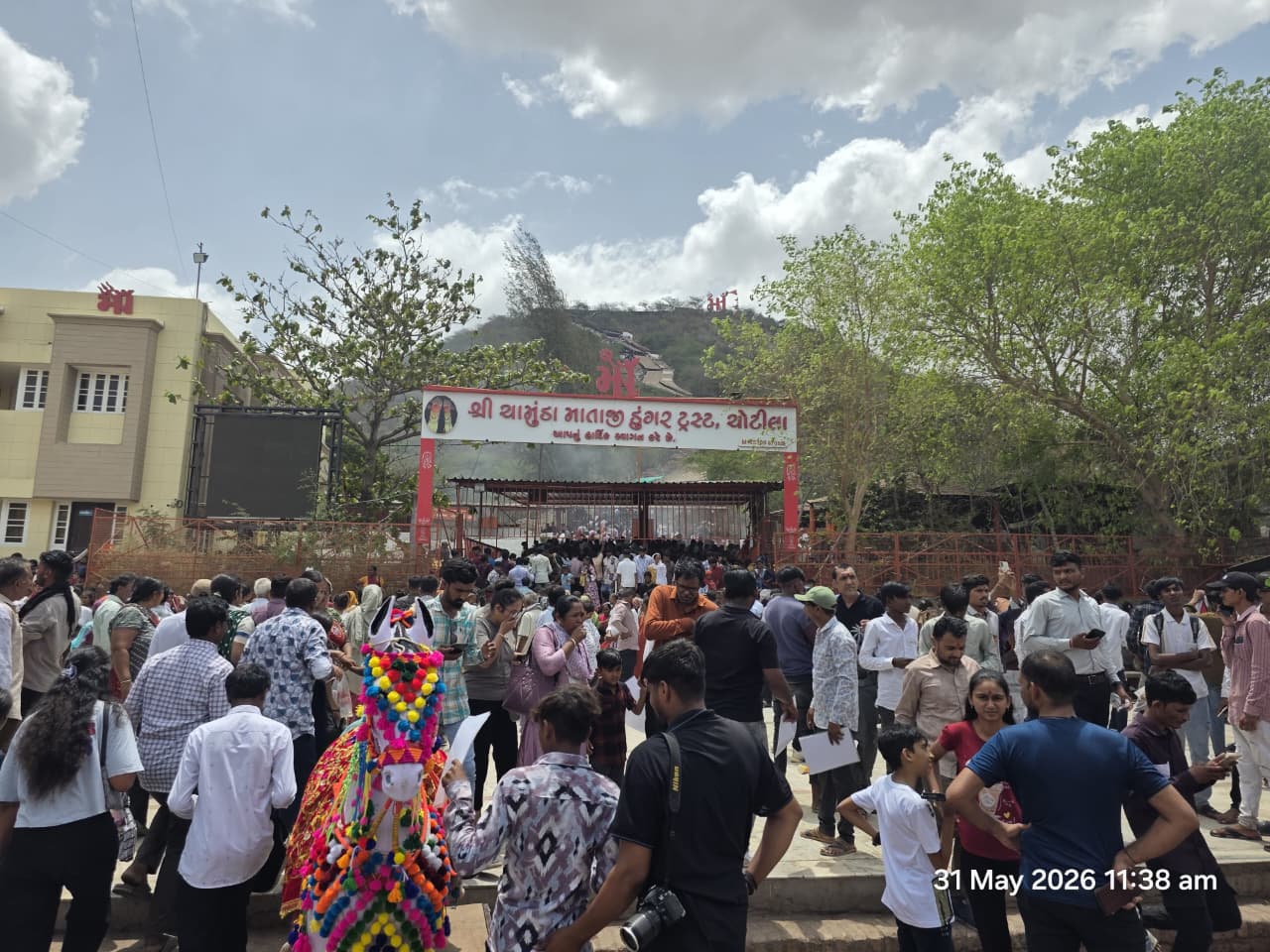 આશરે 650 પગથિયાં ચડીને ભક્તો ડુંગર પર આવેલા મંદિરે પહોંચે છે.