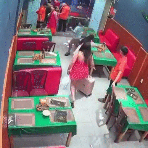 એક બાળકે ટિશ્યૂ પેપર ફેંક્યા.