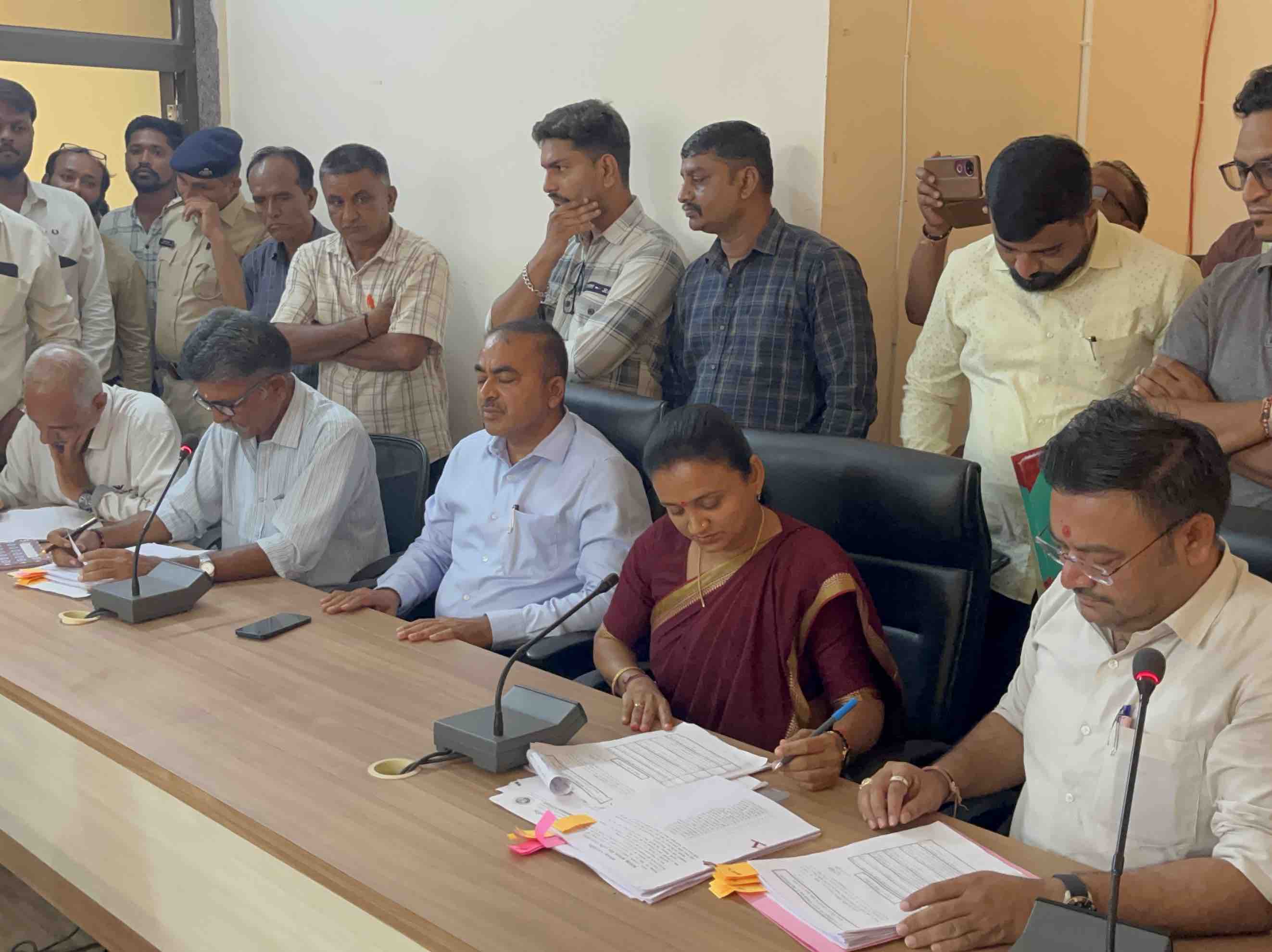 Palanpur Municipality Controversy: Opposition Alleges Corruption, CEO Reels