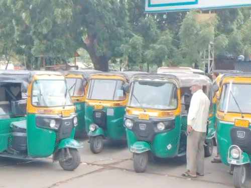 Vadodara Railway Station Protest; Rickshaw-Taxi Stand Privatization Woes