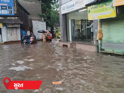 સુરત શહેરમાં પાંચ ઈંચ વરસાદના કારણે સોમવારે જળબંબાકાર સર્જાયો હતો તેના દૃશ્યો.