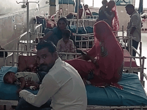 जब भी चांदीपुरा आता है तो अस्पतालों में ऐसे दृश्य देखने को मिलते हैं. माता-पिता भगवान से प्रार्थना करते हैं कि हमारे बच्चे को ठीक करें...