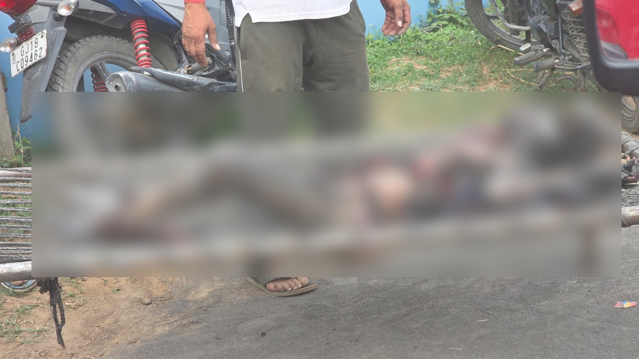 घायलों को आसपास के लोग खटिया पर डालकर अस्पताल ले गए।