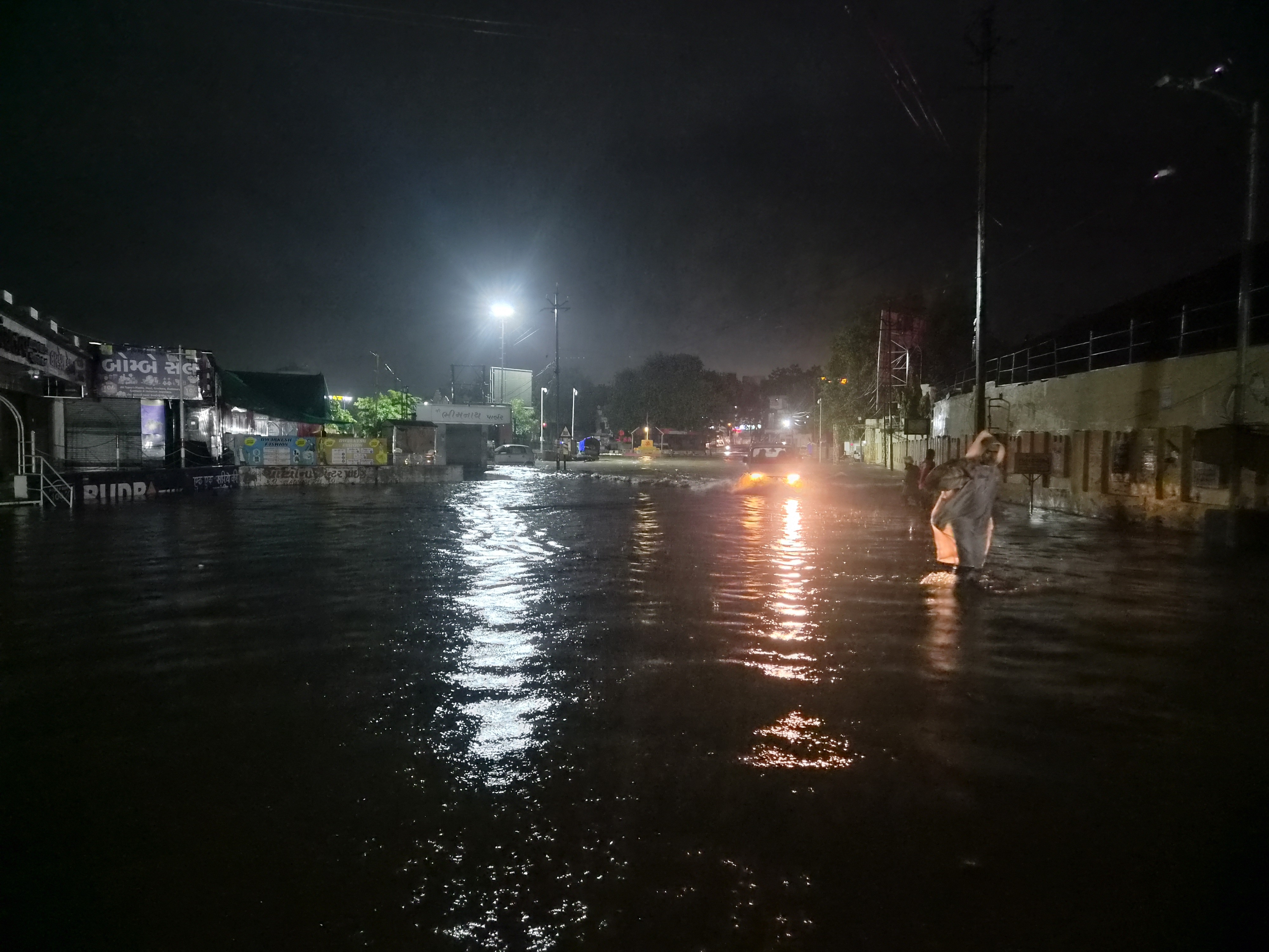 Kadi Heavy Rain: City Flooded, Water Enters Houses | Weather Update
