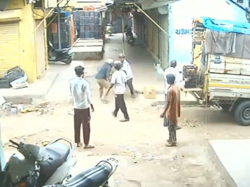 Anand Fruit Market Murder; Laborer Killed Over Wage Dispute | CCTV Footage