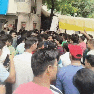 Surat Migrant Workers Protest & Stone Pelting | Police Lathi-Charge VIDEO