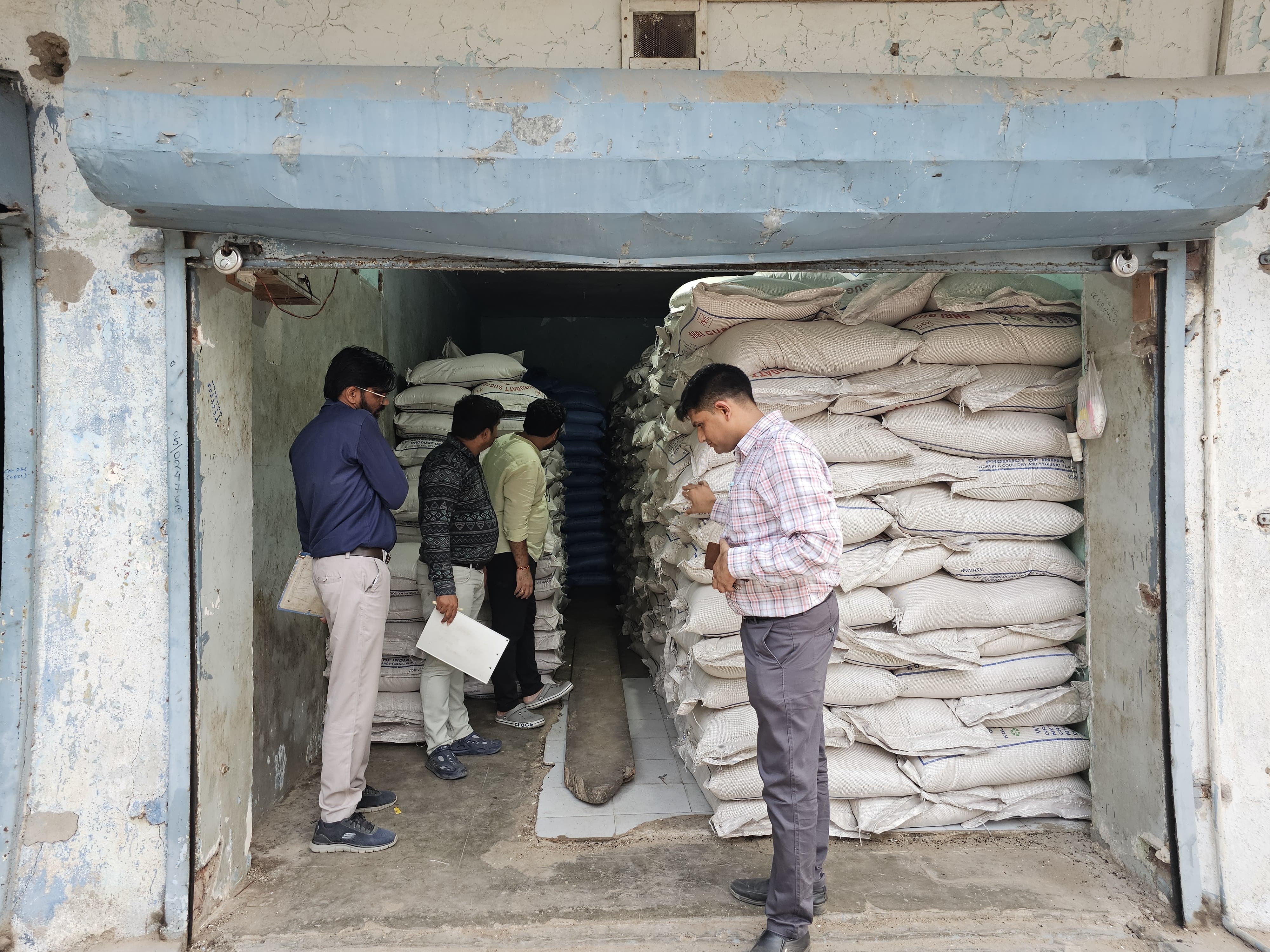 Traders will not be able to keep more than 4000 quintals of sugar.