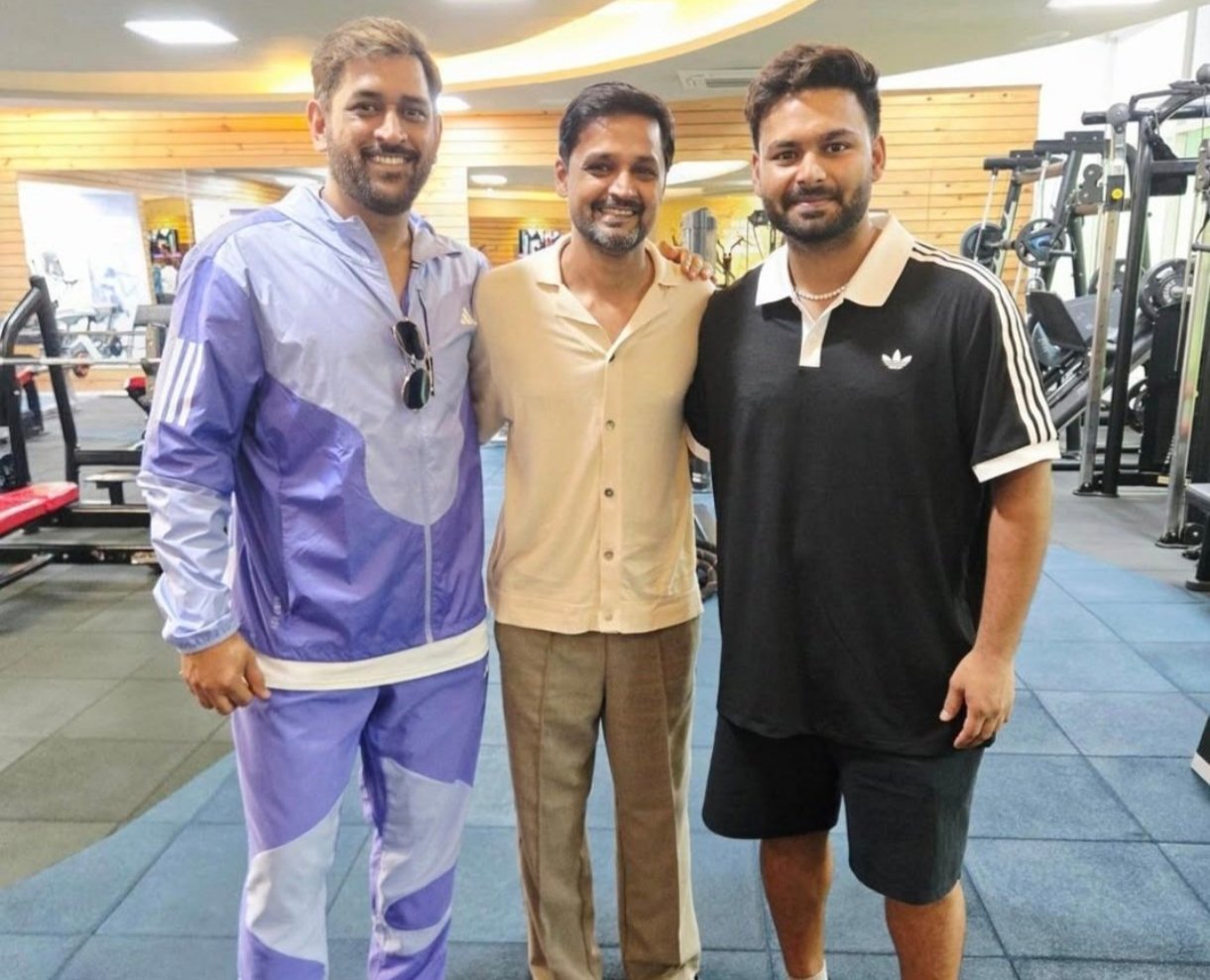 શ્રીલંકા સિરીઝ પહેલા ધોની અને પંત રાંચીમાં મળ્યા હતા. વચ્ચે પૂર્વ ભારતીય ક્રિકેટર શાહબાઝ નદીમ પણ છે.