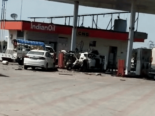 Car CNG Cylinder Blast at Karjan NH-48; Vehicle Damaged | Latest News