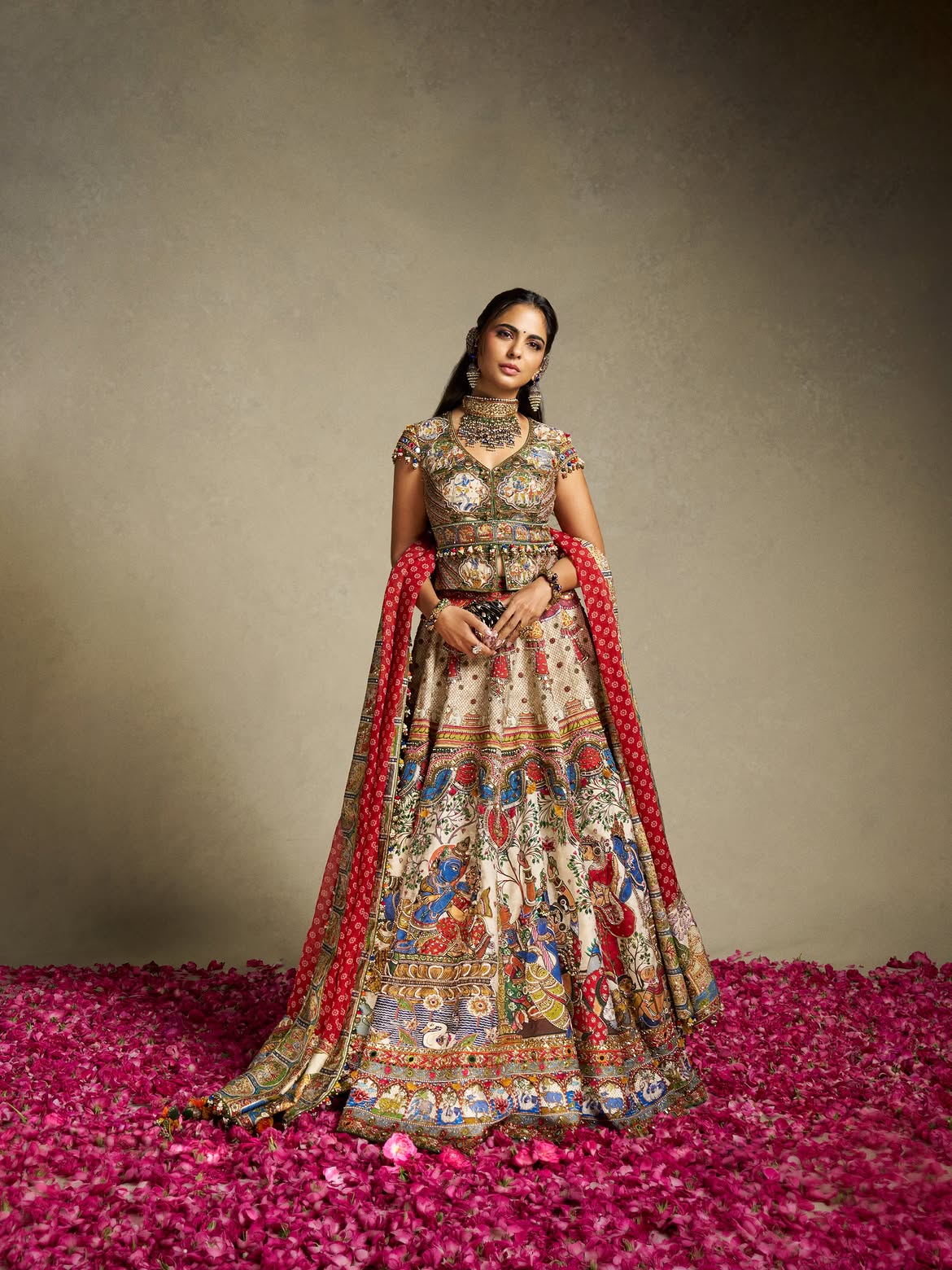 ઈશા અંબાણીની ચણિયાચોલીની કિંમત ₹9,56,500 છે.