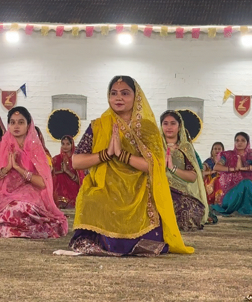 માતાજીની આરાધના સાથે રાસની શરૂઆત.
