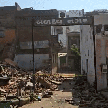 રહેણાંક મકાનો પર બુલડોઝર ફરી વળ્યું.