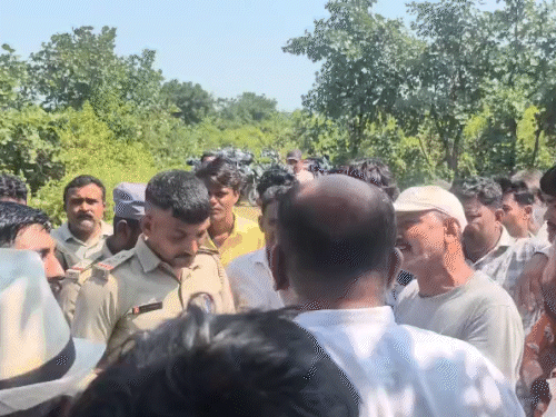 Gir Somnath Kodinar Lion Attack : સિંહણના હુમલામાં યુવકનું મોત! પરિવારજનોનો મૃતદેહ સ્વીકારવાનો ઇનકાર, ઘટનાથી વિસ્તારમાં ચકચાર 5 વનવિભાગની ટીમ વલાદર ગામે પહોંચી.