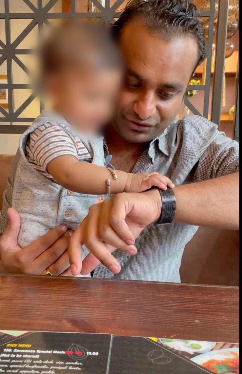 पिता भावेशभाई के साथ खेलती अरिहा (फाइल फोटो)