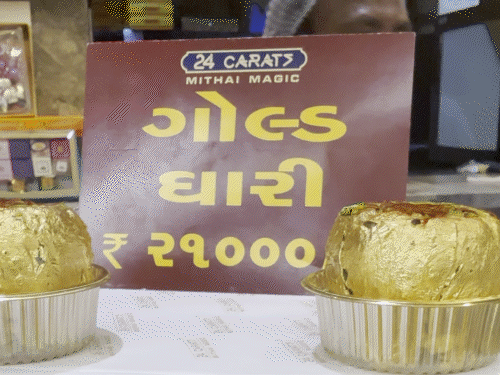 ચંદી પડવાના પર્વ પર 'ગોલ્ડ ઘારી' માગ વધુ હોય છે. - Divya Bhaskar