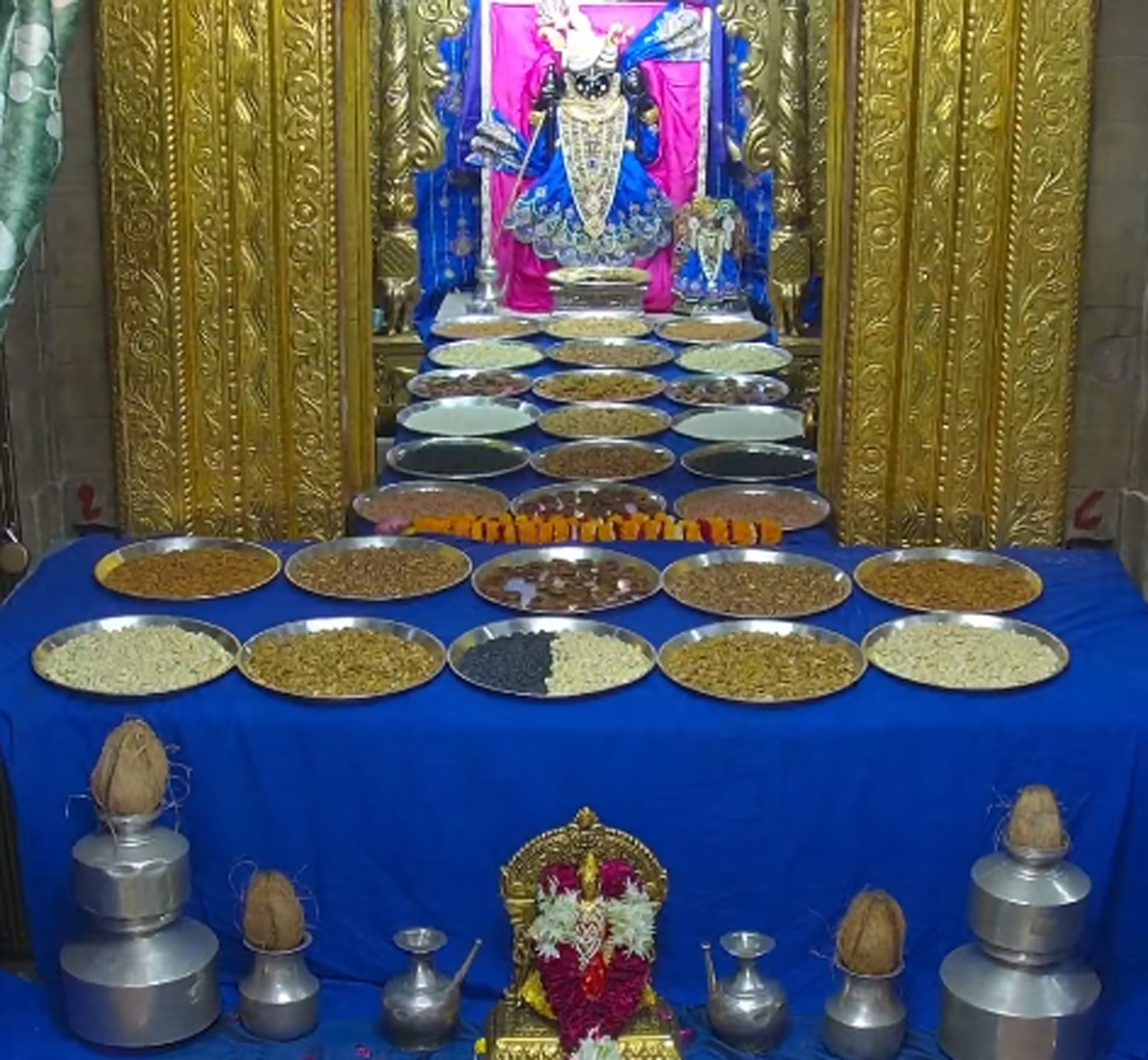 Offering of dried fruits to Lord Dwarkadhishji in the Jagat Mandir of ...