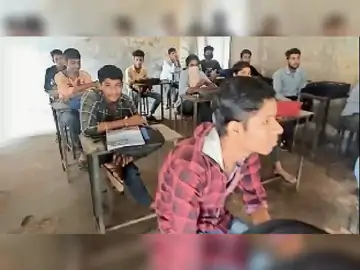 राेक के बावजूद स्टूडेंट्स को अपने घरों पर बुलाकर ट्यूशन दे रहे सरकारी टीचर