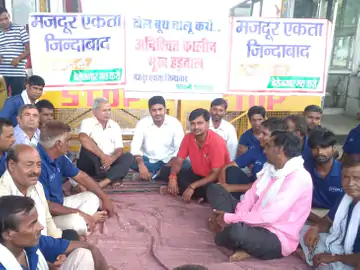 किसान आंदोलन के बीच में ट्रक ऑपरेटर आ घुसे, बोले-100 किमी तक पूरा रोड बने तभी टोल वसूली होगी