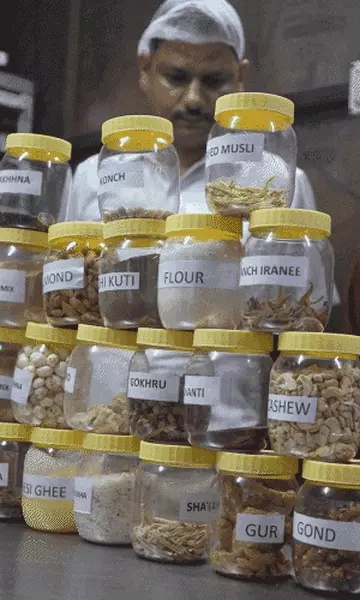 About 30 different types of herbs are used in both types of laddus. - Dainik Bhaskar