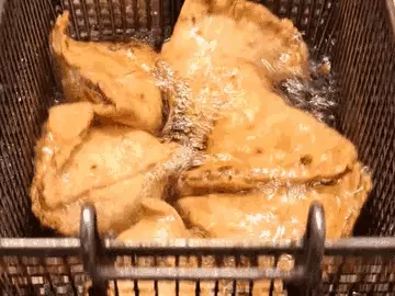 To make the samosa crispy, it is fried in peanut oil. - Dainik Bhaskar
