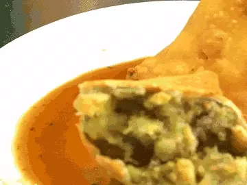 Samosa is served with green chutney and red chutney made from dates. - Dainik Bhaskar