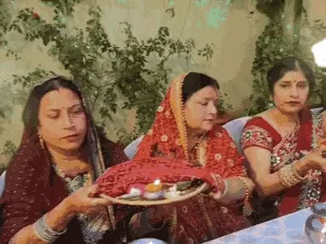 पंजाबी समाज की महिलाओं ने करवड़ा गीत के साथ पूजा की थाल घुमाकर वीरवती की पूजा अर्चना की। - Dainik Bhaskar