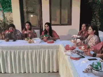 सुहागिन महिलाओं ने अपने पति की लंबी उम्र की कामना की। - Dainik Bhaskar