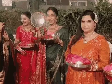 छलनी में चांद का दीदार कर महिलाओं ने व्रत की पारणा की। - Dainik Bhaskar