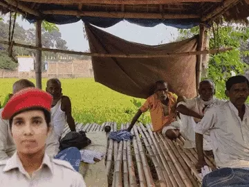 वंदना के गांव के लोग और अन्य परिजन।