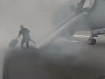 स्लाइडर से बाहर निकलने के बाद एक पैसेंजर हड़बड़ी में गिर गया। - Dainik Bhaskar