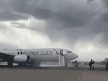 स्लाइडर से बच्चे को लेकर बाहर निकलता पैसेंजर। - Dainik Bhaskar