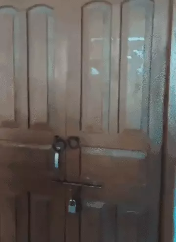 नोडल अधिकारी के कार्यालय के दरवाजे पर ताला लटका था। बाहर लोग दरवाजा खुलने का इंतजार कर रहे थे। - Dainik Bhaskar